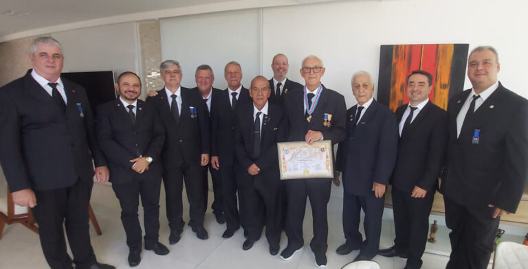 Grão-Mestre Estadual Adjunto entrega Comenda da Ordem do Mérito Dom Pedro I na residência do irmão Roberto Ribeiro